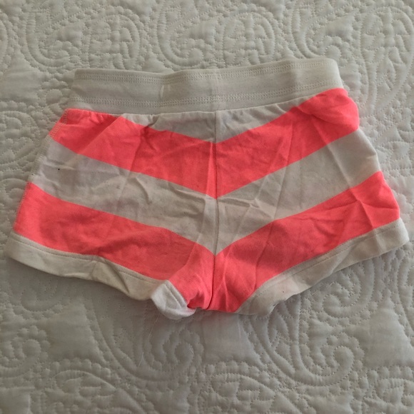 Old navy summer shorts ⛱ - Picture 2 of 3